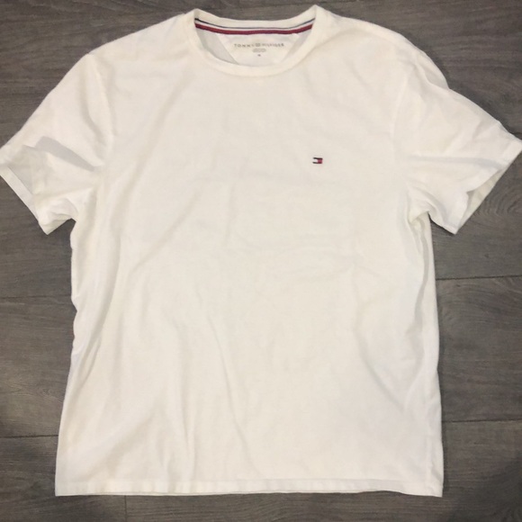 SOLD Tommy Hilfiger Men’s sweater & T-Shirts lot size small - Picture 5 of 11